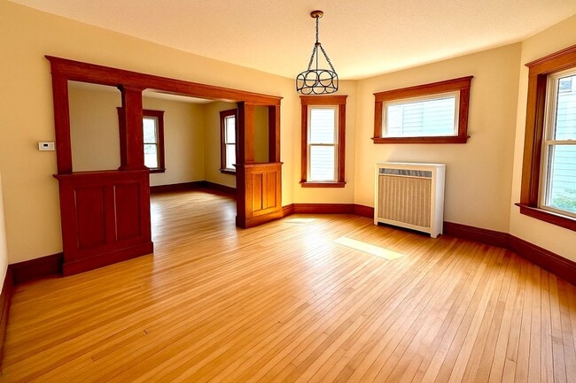 Building Photo - Renovated House for Rent!
