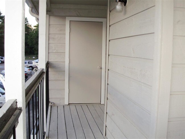 Building Photo - 17331 Red Oak Dr