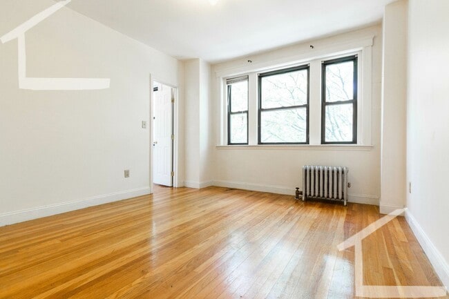 Building Photo - Conveniently Located, Spacious Apt w Ht & HW Inc.  Near B and C lines!