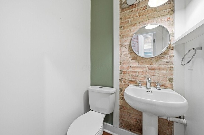 Building Photo - 433 St Clair Ave