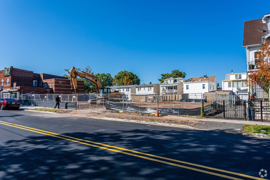 Primary Photo - Stadium Rose Apartments