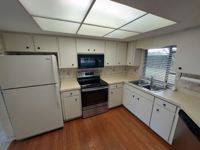 Building Photo - "Charming 2-Bed, 2-Bath Retreat on Monroe ...