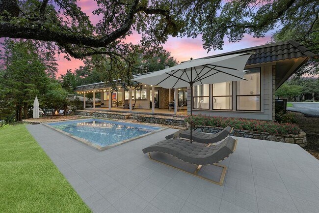 Building Photo - 113 Comet