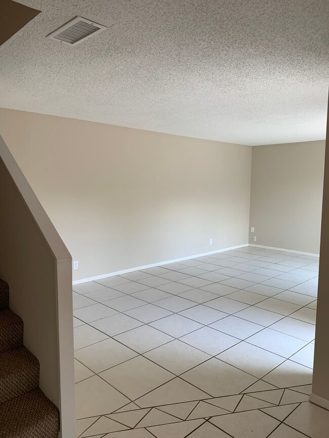 Building Photo - 2 Bedroom 1.5 Bath 2 Story Townhouse