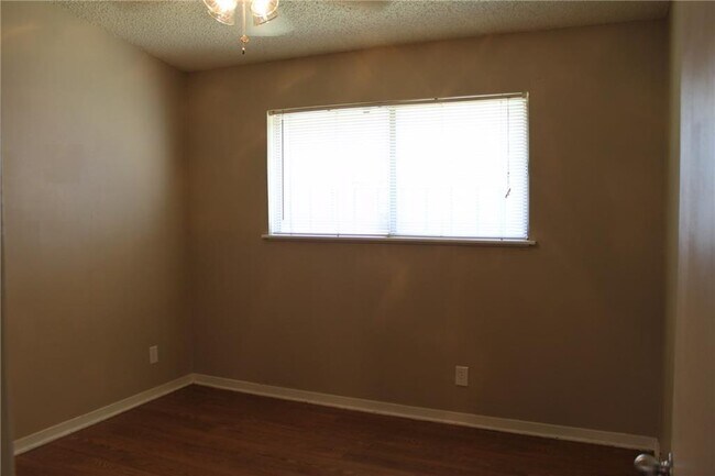 Building Photo - 606 W 51st St