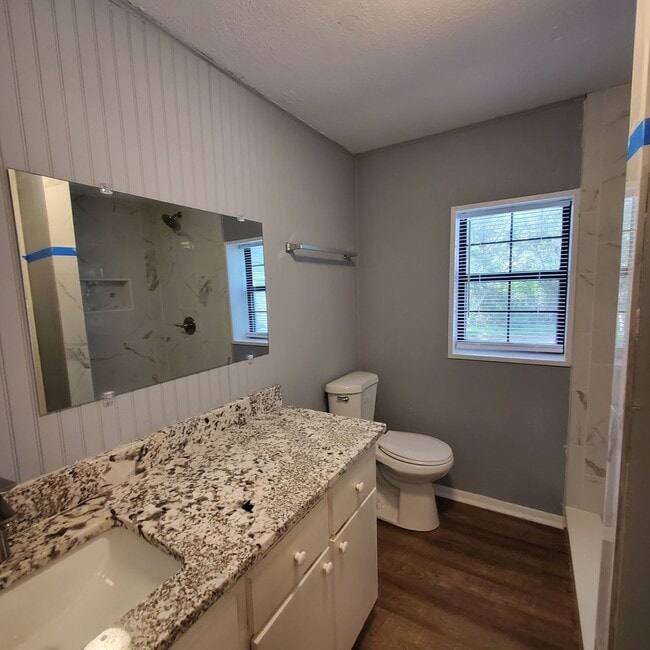 Building Photo - Southern Comfort Living: Exquisite 3BR/2BA...