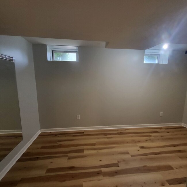 Building Photo - End unit townhome in Newark - 4 bedrooms, ...