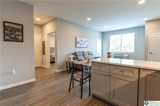 Building Photo - 948 N Front St