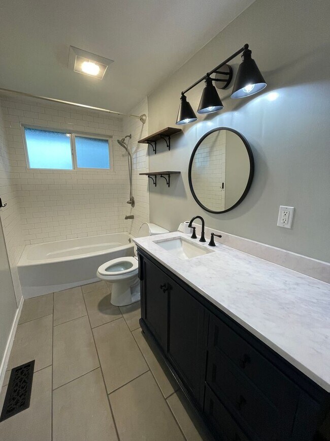 Building Photo - ***PENDING APPLICATION***Gorgeous 4 Bedroom Home In Desirable West Beach Area!