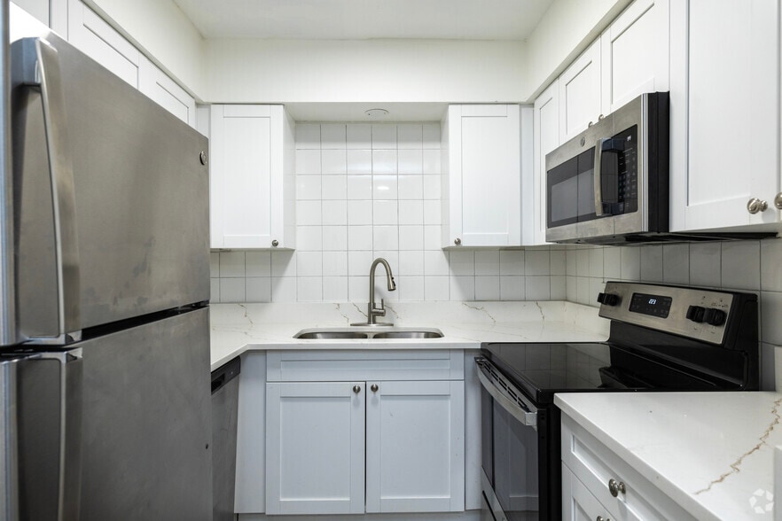 1BR, 1BA - 650SF - Andover Club Apartments