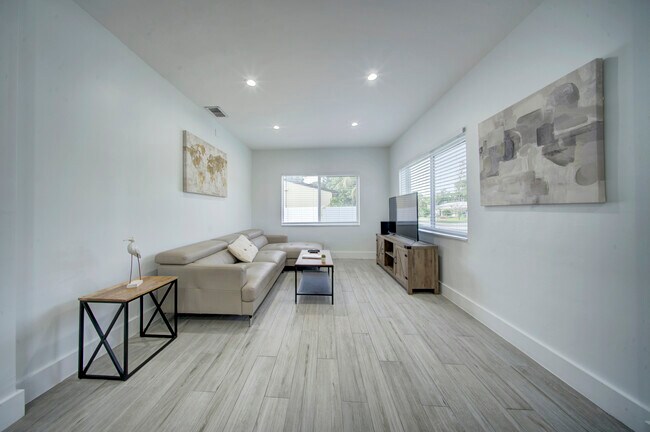 Building Photo - 4548 SW 24th Ave