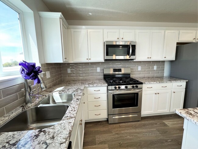 Building Photo - Bright and spacious 4 Bedroom 2.5 Bath hom...