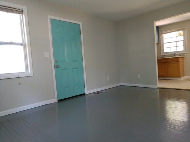 Building Photo - 4207 Dinglewood Ave