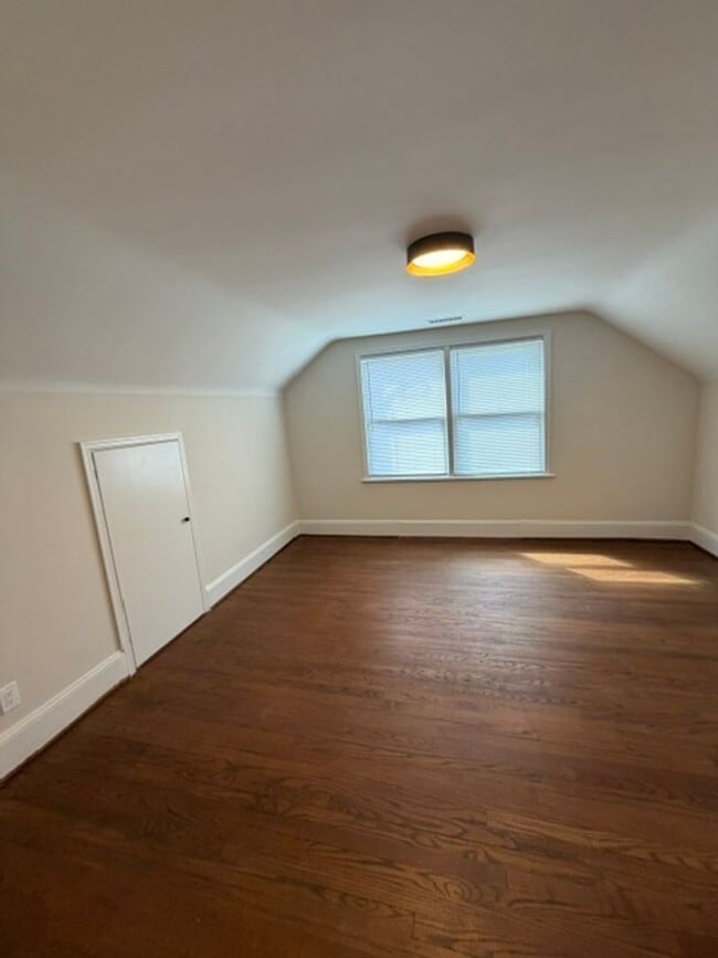 Building Photo - 905 Riverside Dr
