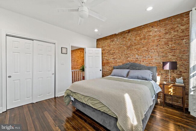 Building Photo - 2648 E Mayfield St