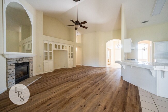 Building Photo - NorthWest Fresno Home, 3BR/2BA, Built 1998...