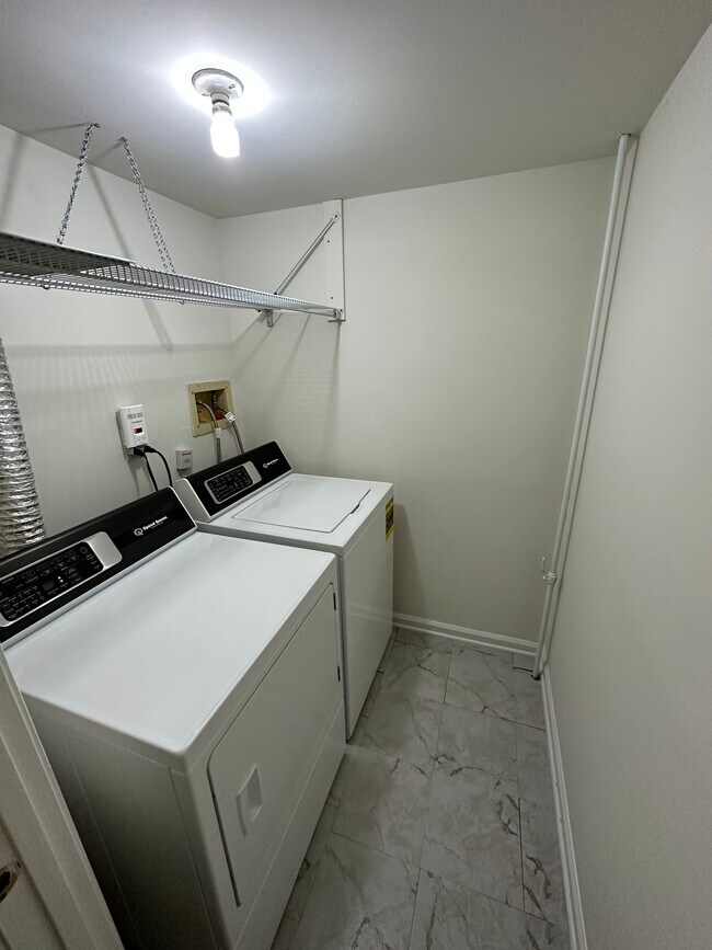 Building Photo - 1002 Valley Glen Rd