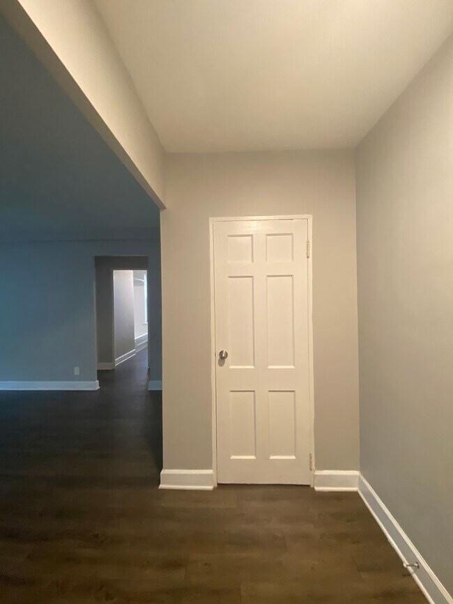 Building Photo - Updated Two Bed Two Bath Apt in Dogtown!