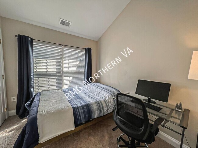 Building Photo - 110 Cahill Dr