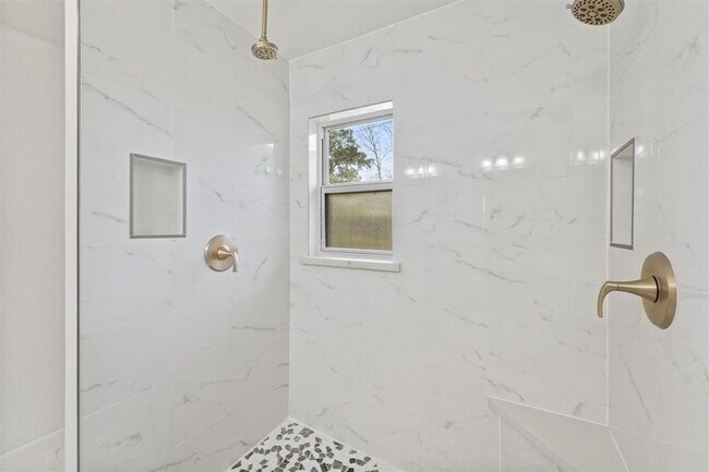 Building Photo - 12811 Shady Knoll Ln