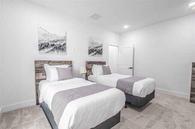 Building Photo - 3507 Ennis St