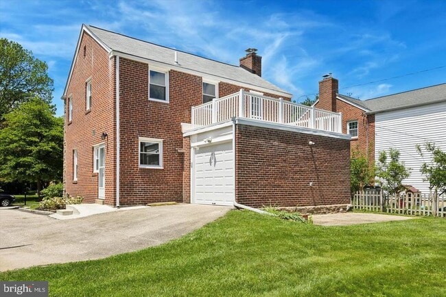 Building Photo - 609 Latham Dr