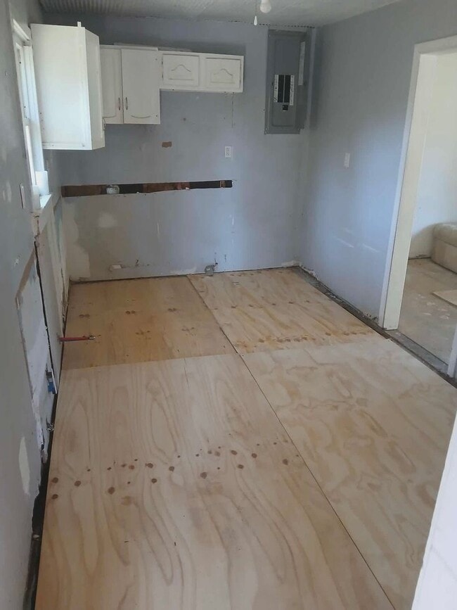 Building Photo - HILLSBORO - Ranch Style Home with Covered Front Porch - $750 MONTH / $999 DOWN