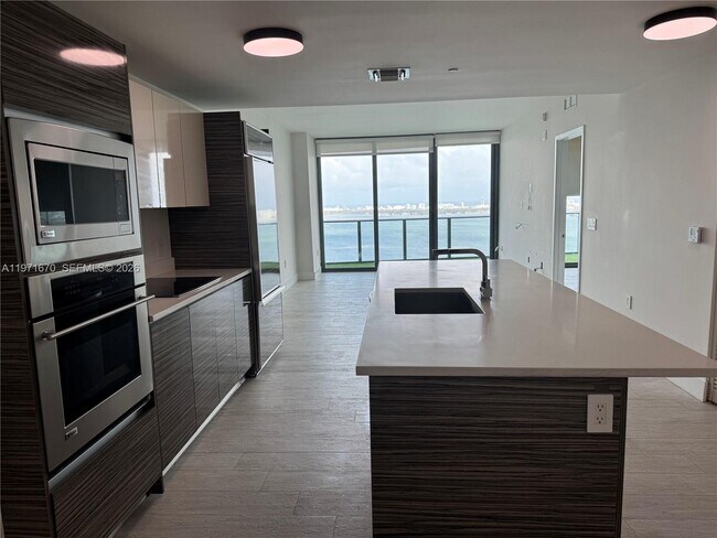 Building Photo - 460 NE 28th St