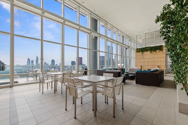 Building Photo - True Luxury Living_2b2b Condo at 340 On The Park