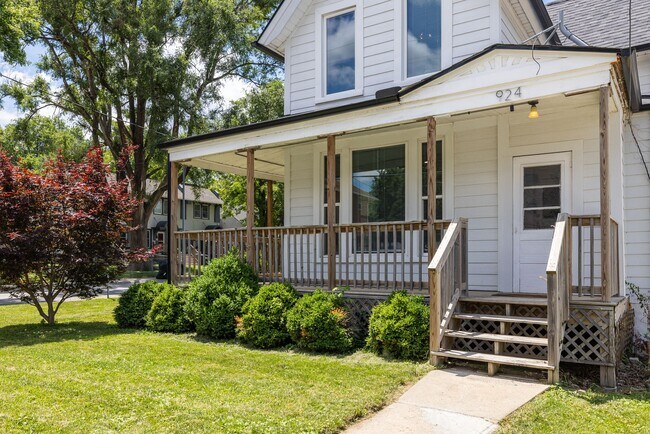 Building Photo - 5 Bedroom 2.5 Bath Midtown Home