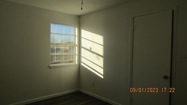 Building Photo - 6414 NW Birch Ave