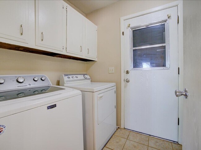 Building Photo - 3 Bedroom 2 Bathroom
