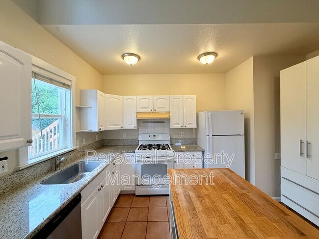 Building Photo - 409 W McLoughlin Blvd