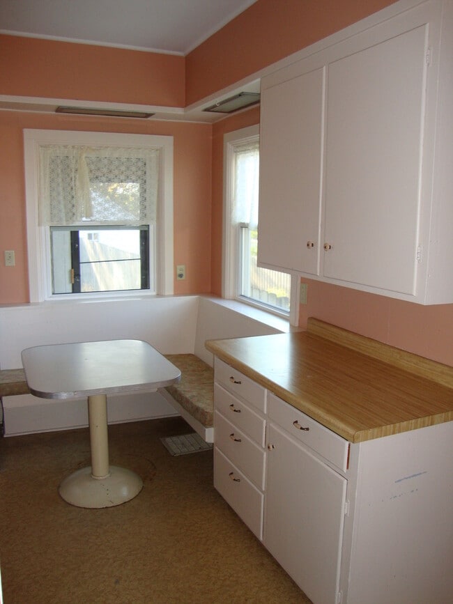 Building Photo - Walking Distance to St. Mary's Hospital and Downtown Rochester