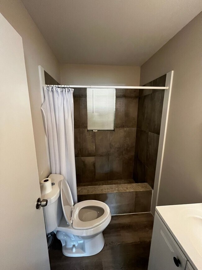 Building Photo - Newly Renovated Unit!