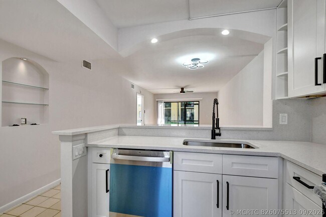 Building Photo - 6550 Somerset Dr