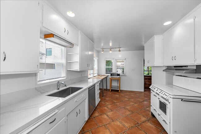 Building Photo - 9059 Carson St