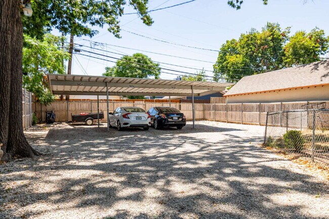 Building Photo - Tastefully updated duplex in the heart of ...