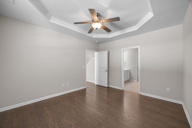 Building Photo - Gorgeous and Spacious 3 Bedroom Townhome, ...