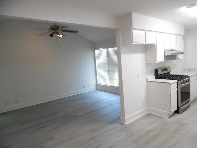 Building Photo - 7400 Dixie Dr