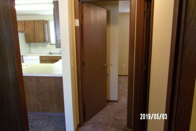 Building Photo - Water/Sewer/Trash Included - Large Two Bedroom One Bath In North Loveland! Easy Access to HWY 287!