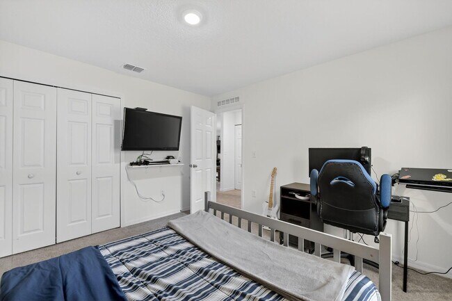 Building Photo - 644 SW Hoffenberg Ave