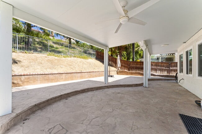 Building Photo - "Spacious 3-Bedroom Retreat with Modern Co...