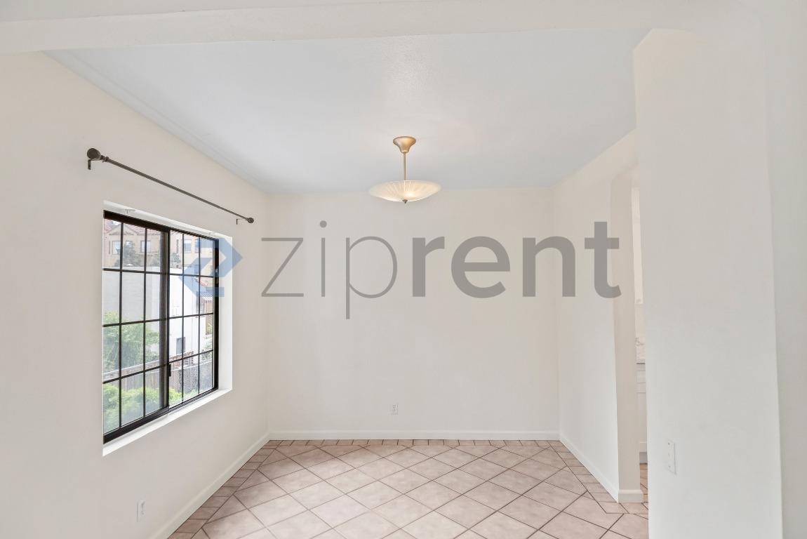 Building Photo - 728 E 24th St