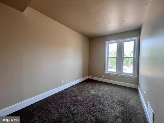 Building Photo - 1303 W 13th St