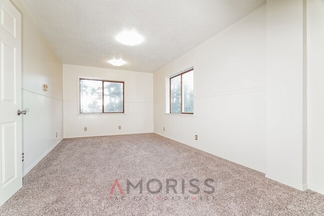 Building Photo - Spacious, clean, updated home ready now! $200 Off First Month´s Full Rent