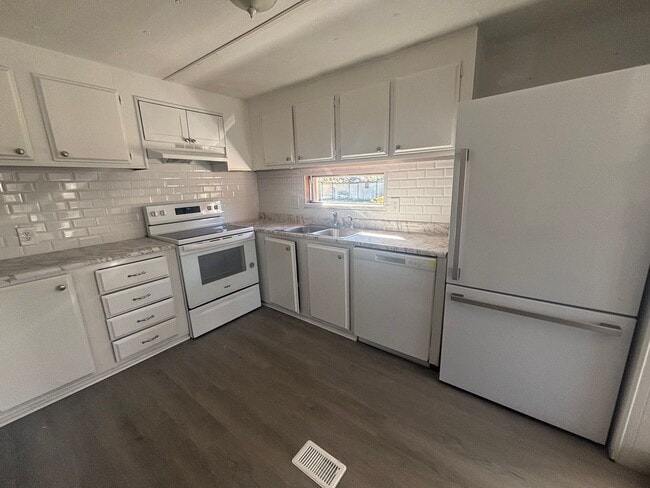 Building Photo - FOR RENT