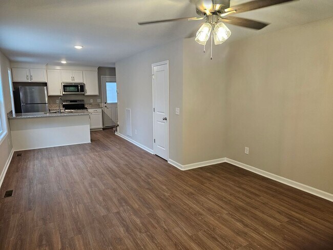 Building Photo - 1/2 Off FIRST MONTH'S RENT! MAY SPECIAL ON...