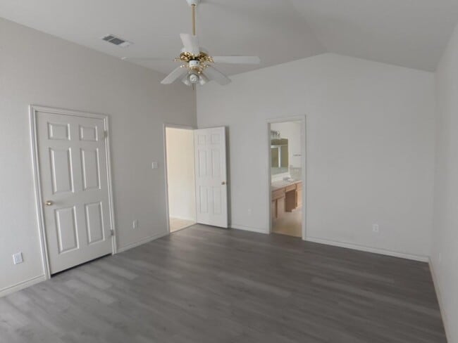 Building Photo - 4908 Topsey Dr