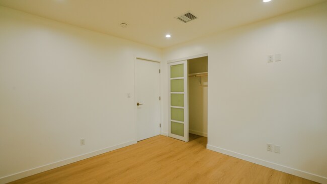 Building Photo - 130 W 59th Pl